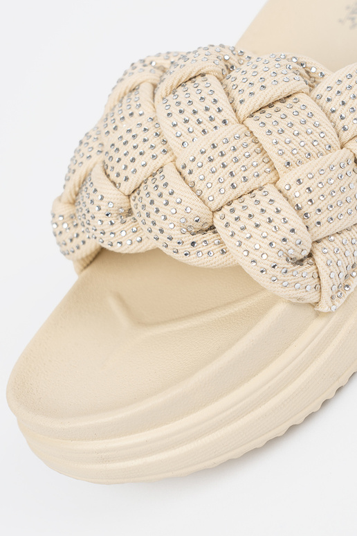 Kristālu čības spilgti smilšu krāsā Kristālu čības spilgti smilšu krāsā