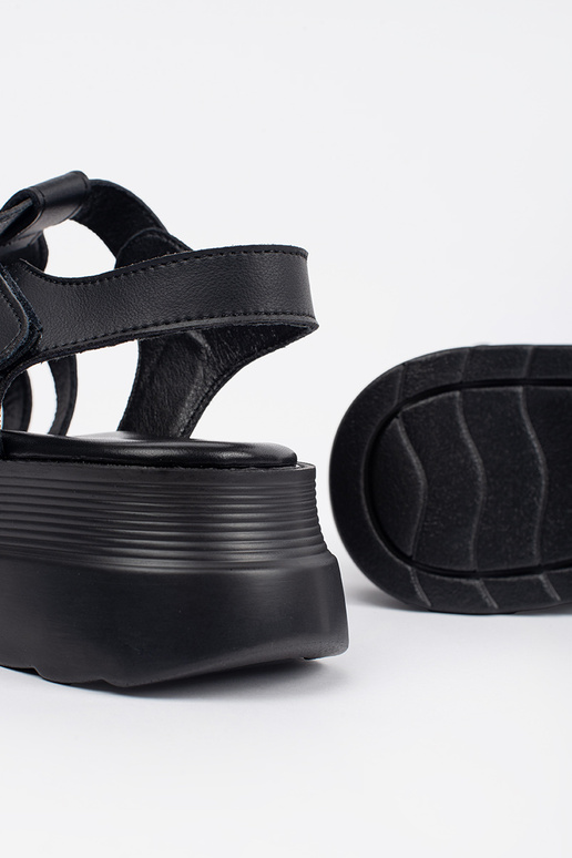 Melni sandales ar platformu no ādas Melni sandales ar platformu no ādas