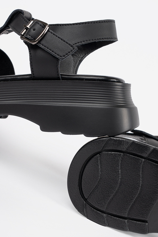 Melno krāsas sandales uz bieza pamatnes