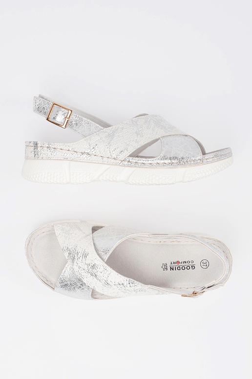 baltas krāsas basutēs