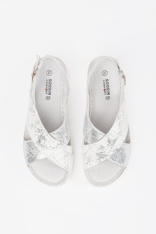 baltas krāsas basutēs