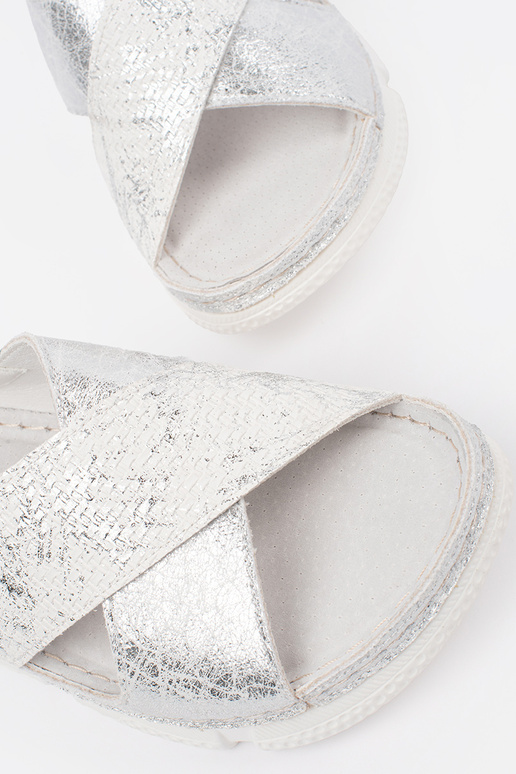 baltas krāsas basutēs