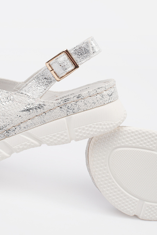 baltas krāsas basutēs