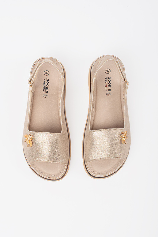 Zelta krāsas sandales ar platformu un... Zelta krāsas sandales ar platformu un...