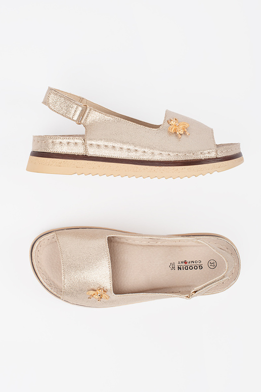 Zelta krāsas sandales ar platformu un... Zelta krāsas sandales ar platformu un...