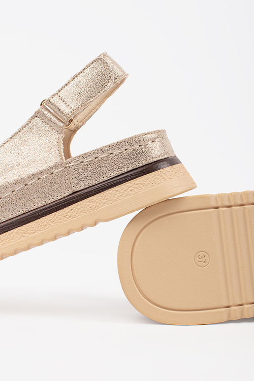 Zelta krāsas sandales ar platformu un... Zelta krāsas sandales ar platformu un...