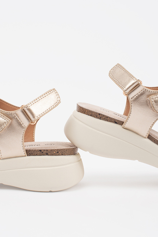 Ērti sandales sievietēm zelta krāsā Ērti sandales sievietēm zelta krāsā