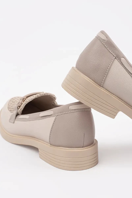 ziloņa kaula krāsas mokasīni ar ādas... ziloņa kaula krāsas mokasīni ar ādas...