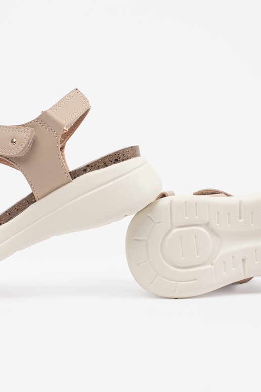 Ērti sandales sievietēm smilšu krāsā Ērti sandales sievietēm smilšu krāsā