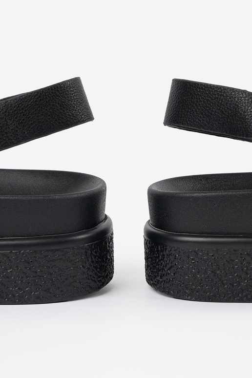 Melnas elegantas sandales ar platformām Melnas elegantas sandales ar platformām