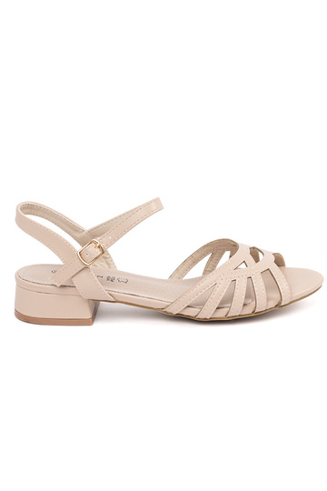 Sandales smilšu krāsā