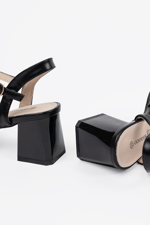 Melnas sandales uz papēža