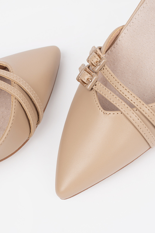 Smilšu krāsas augstpapēžu kurpes Smilšu krāsas augstpapēžu kurpes