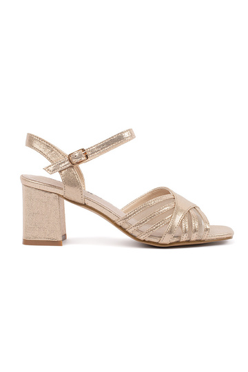 Zelta spīguļojošas sandales...