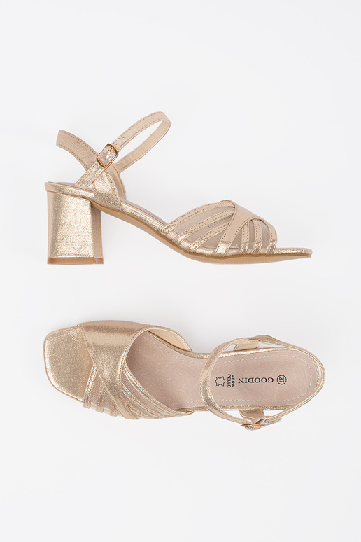 Zelta spīguļojošas sandales uz papēža Zelta spīguļojošas sandales uz papēža