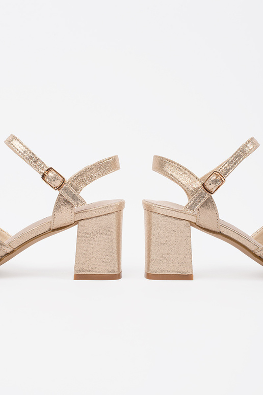 Zelta spīguļojošas sandales uz papēža Zelta spīguļojošas sandales uz papēža