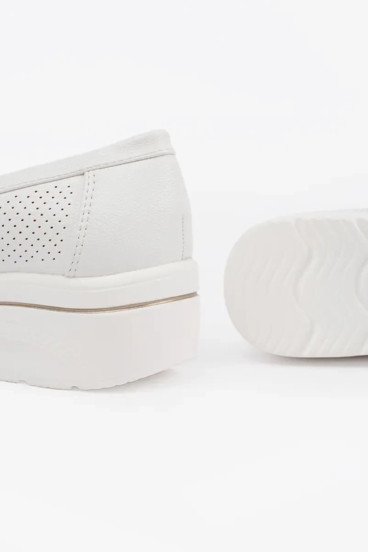balta krāsa mokasīni uz biezā pamatnes