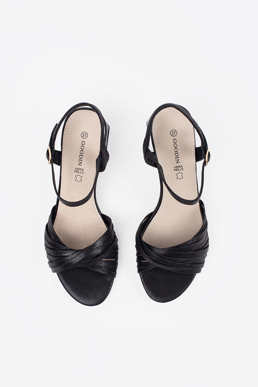 Melni eleganti sandales uz zema papēža Melni eleganti sandales uz zema papēža