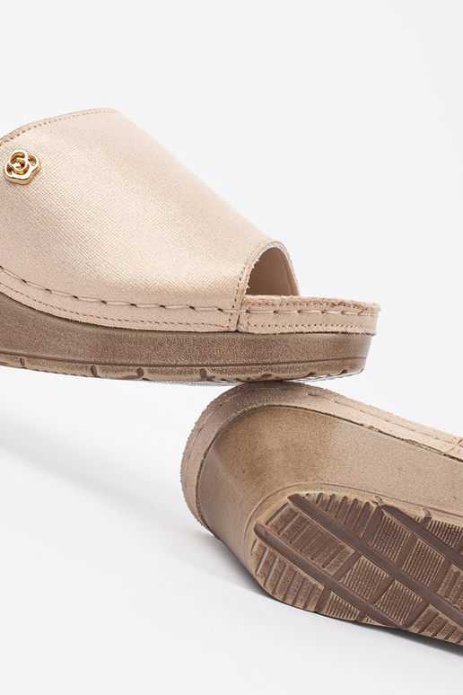 Zelta čības sievietēm uz pleca