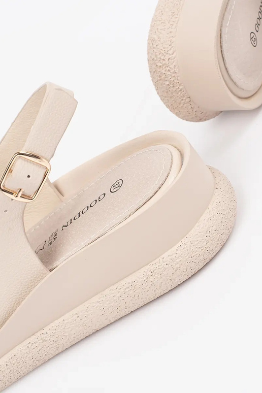 Plakanas smilšu krāsas sandales ar...