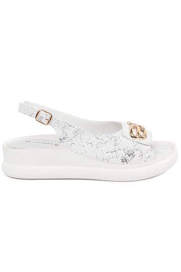 Baltas sandales ar dekorācijām