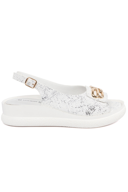 Baltas sandales ar dekorācijām