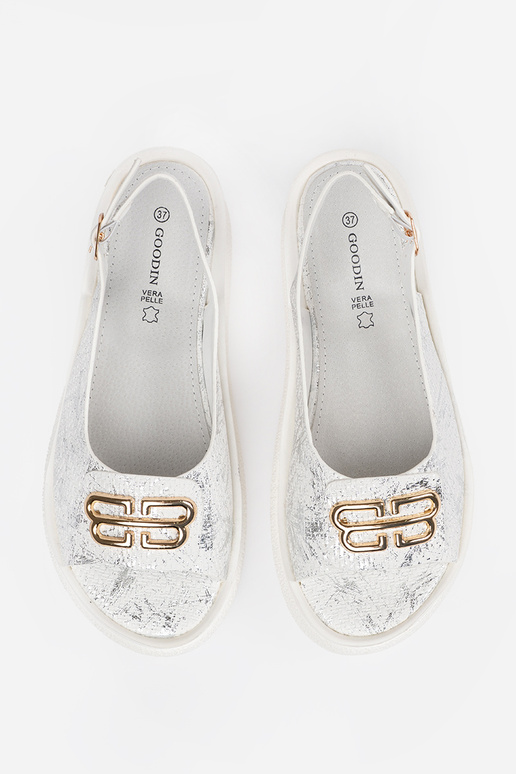 Baltas sandales ar dekorācijām