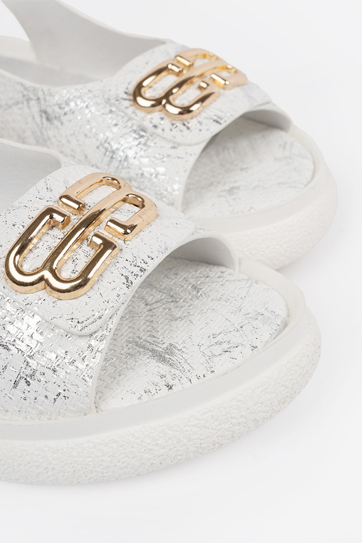 Baltas sandales ar dekorācijām