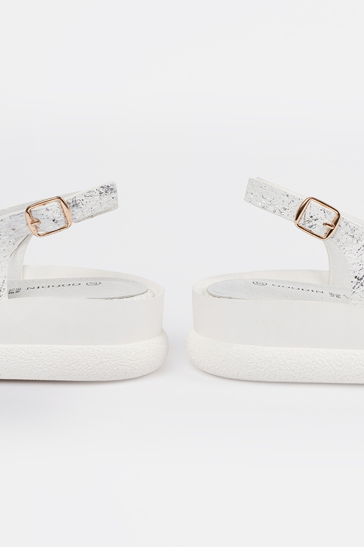 Baltas sandales ar dekorācijām