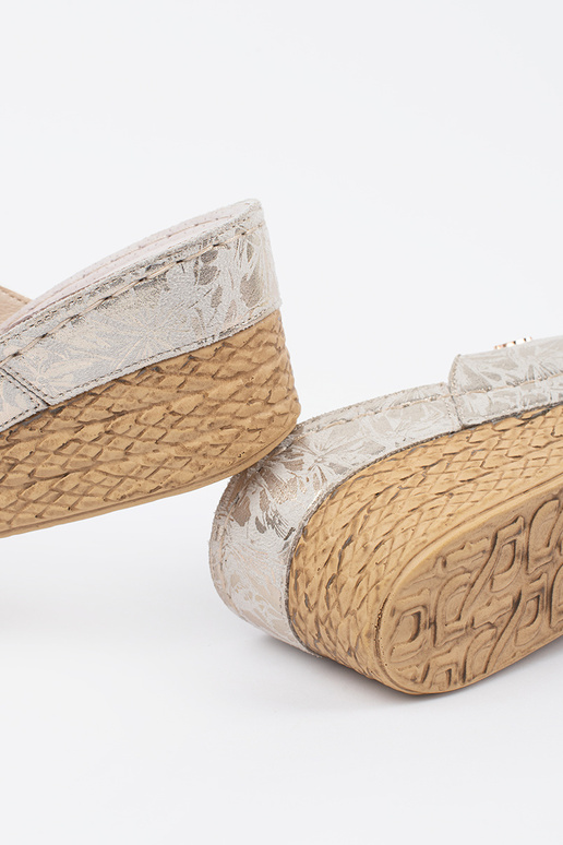 ziloņa kaula krāsas čības uz papēža... ziloņa kaula krāsas čības uz papēža...