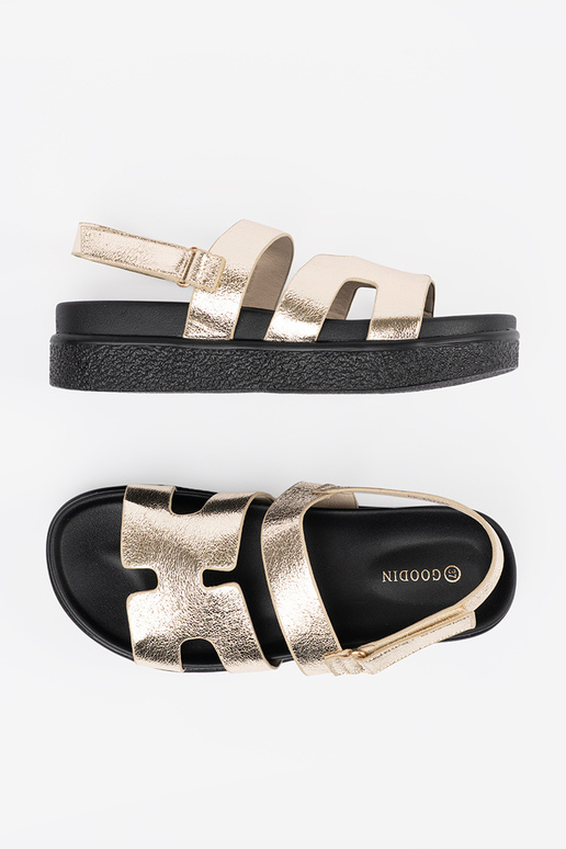 Klasiskā modeļa sandales ar platformu...