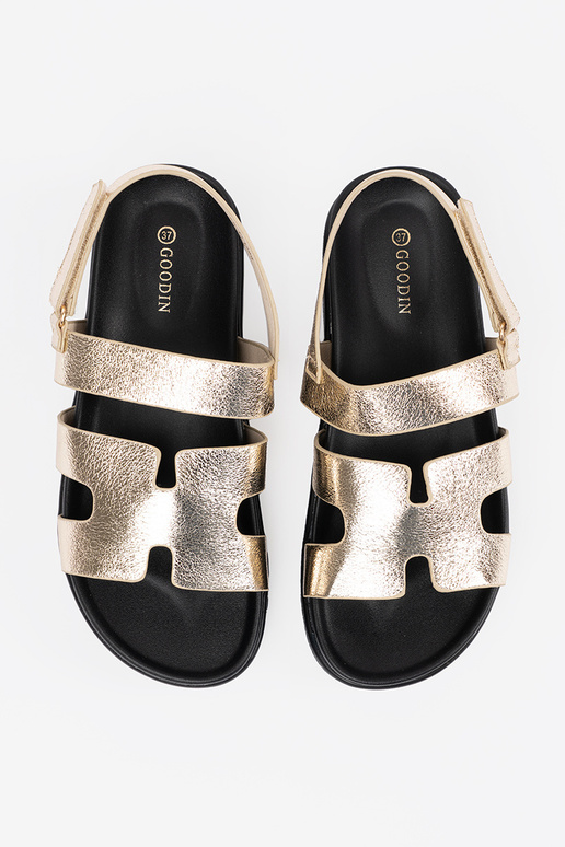 Klasiskā modeļa sandales ar platformu...