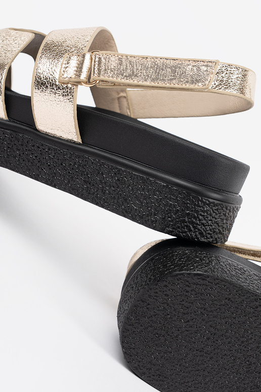 Klasiskā modeļa sandales ar platformu...