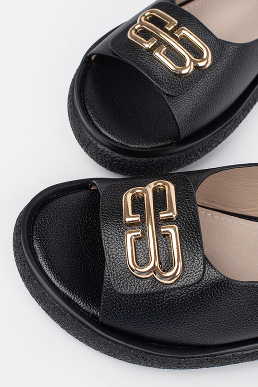 Plakanas melnas sandales ar dekoru