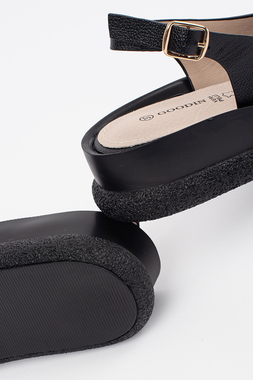 Plakanas melnas sandales ar dekoru