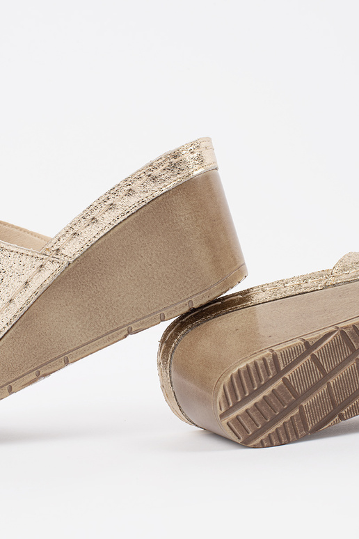 Zelta krāsas pleisa šlepes sievietēm