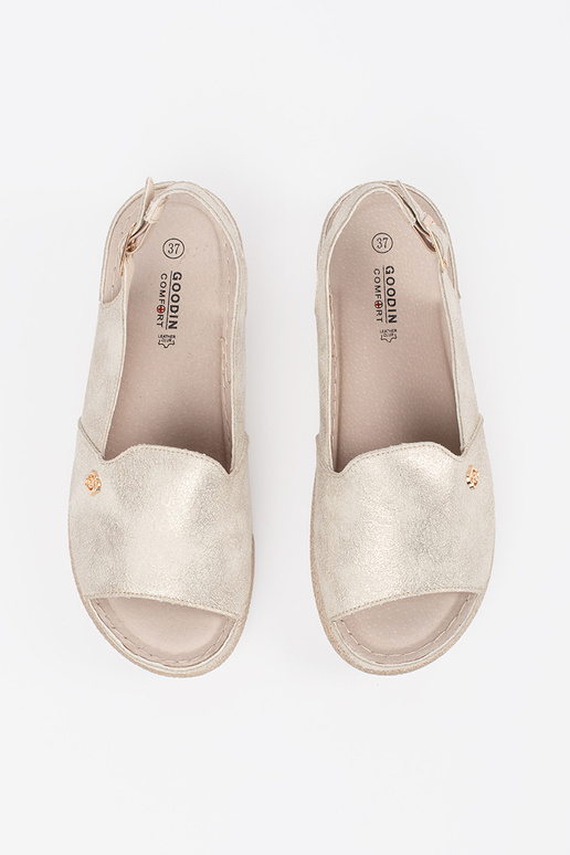 zelta krāsas sandales ar ādas ieliktni