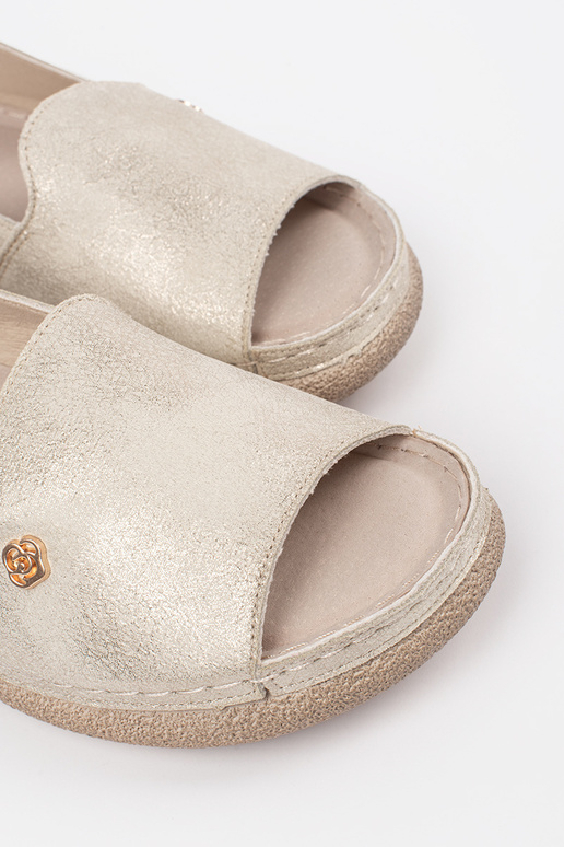 zelta krāsas sandales ar ādas ieliktni