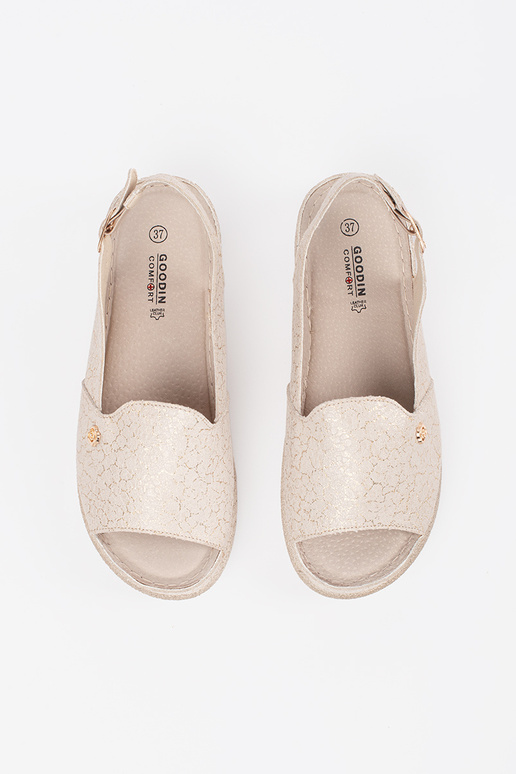 Smilšu krāsas sandales ar ādas ielikni