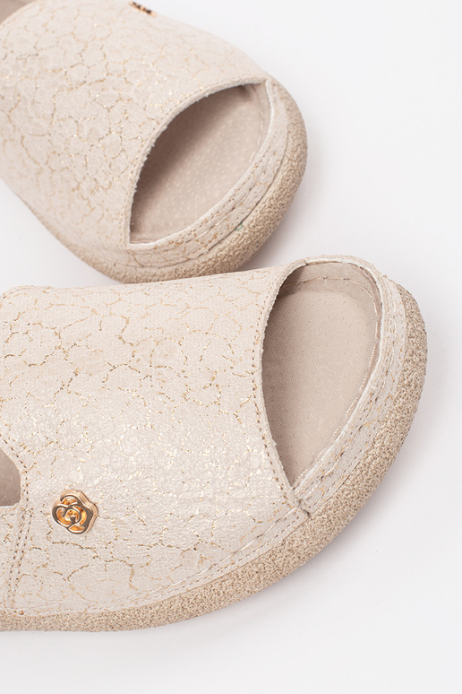 Smilšu krāsas sandales ar ādas ielikni