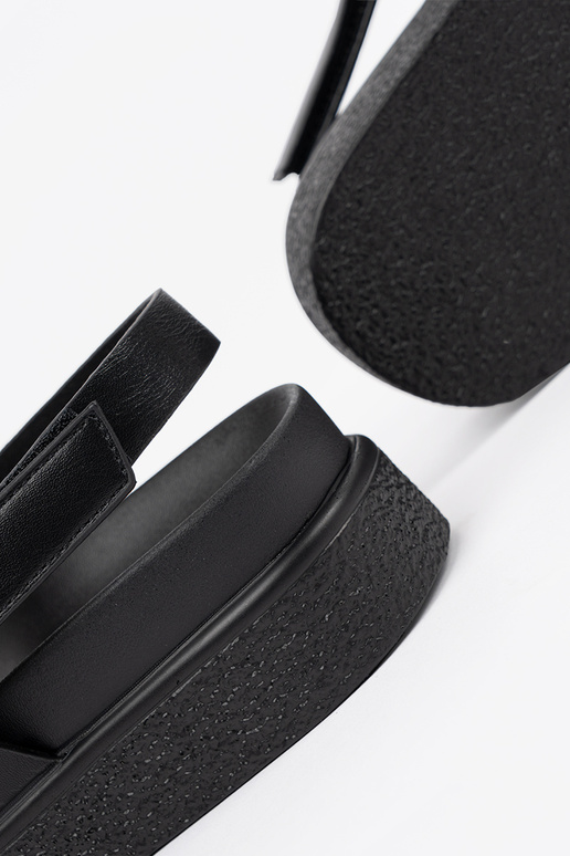 Melnas platformas sandales