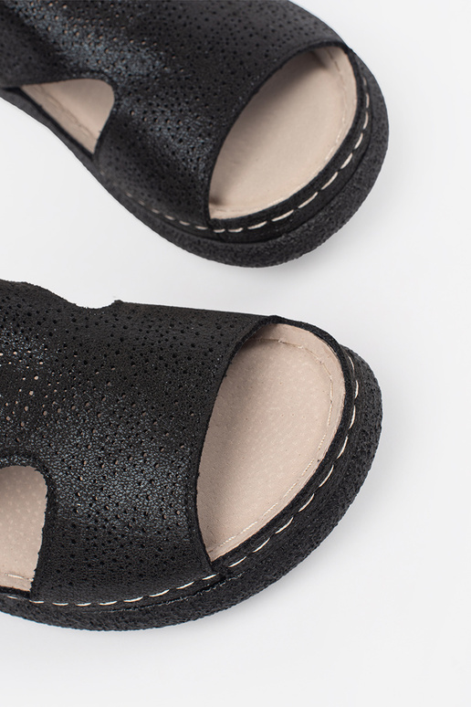 Melnu krāsas sandales uz platformas