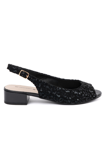 Melno krāsas sandales uz...