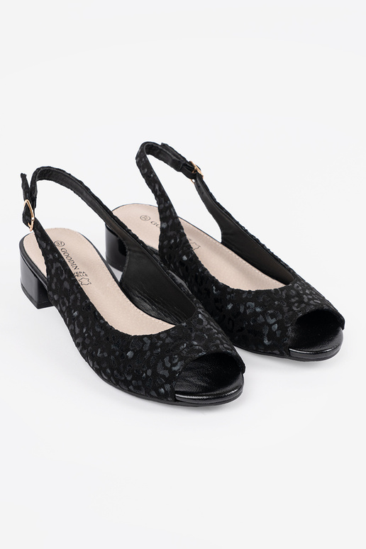 Melno krāsas sandales uz zema papēža...