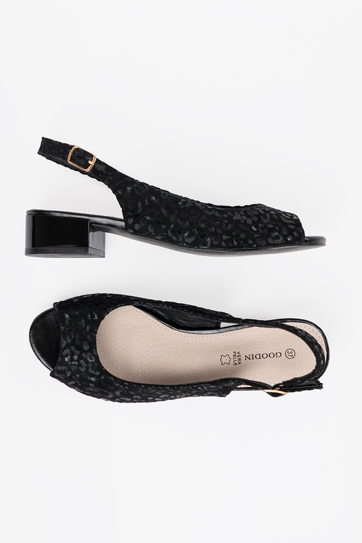 Melno krāsas sandales uz zema papēža...