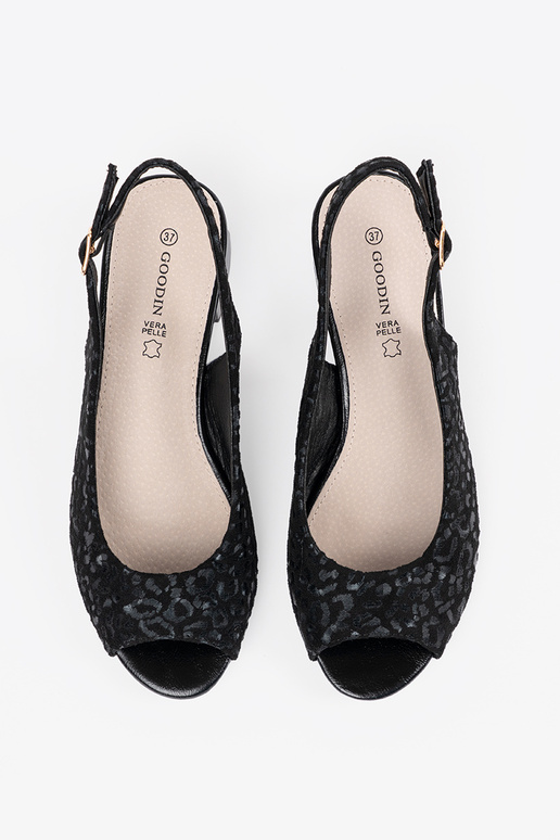 Melno krāsas sandales uz zema papēža...