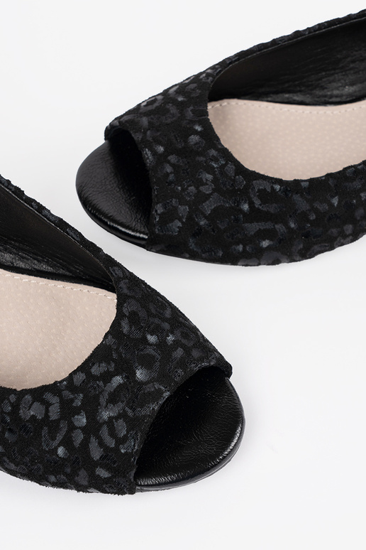 Melno krāsas sandales uz zema papēža...