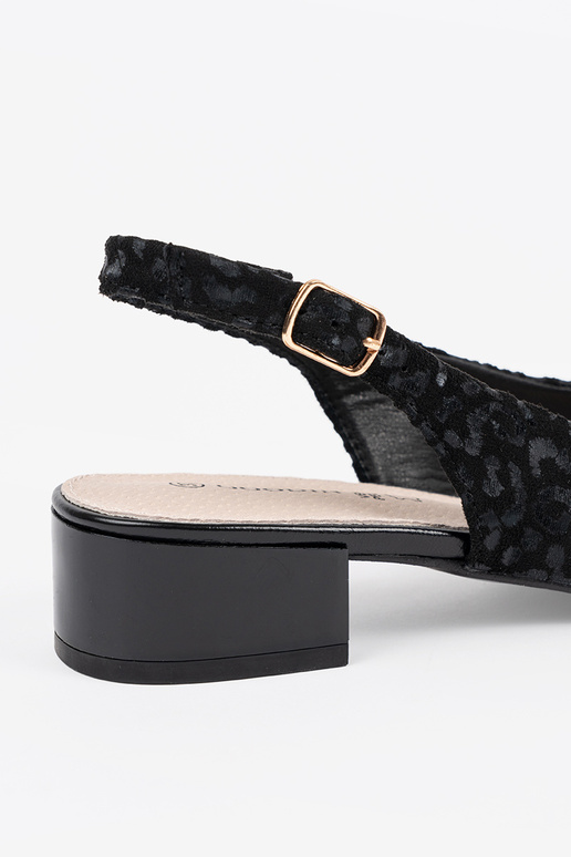 Melno krāsas sandales uz zema papēža...