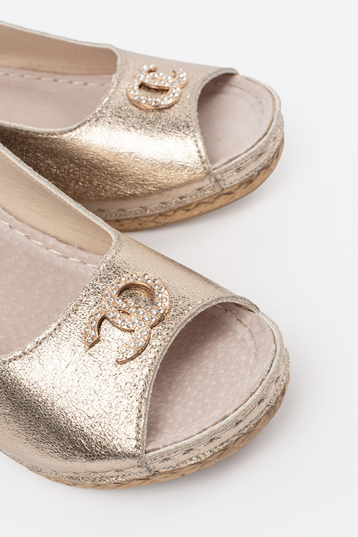 zelta krāsas sandales uz pleca ar...