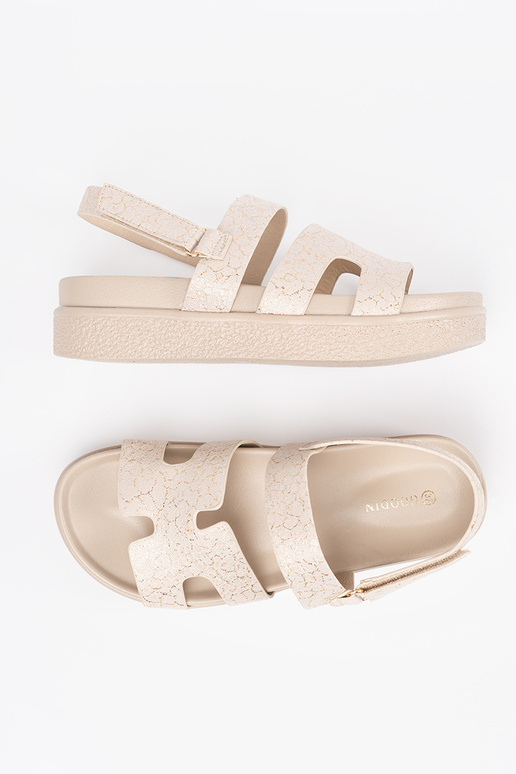 Klasiskā modeļa sandales ar platformu...